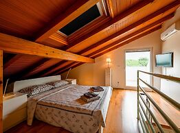 Scenic and Refined Retreat Apartment With Balcony