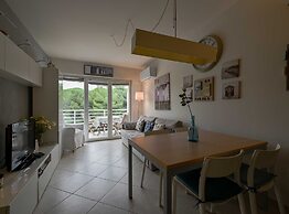 Scenic and Refined Retreat Apartment With Balcony