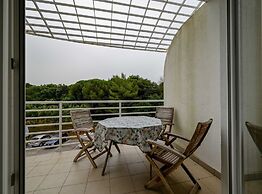 Scenic and Refined Retreat Apartment With Balcony