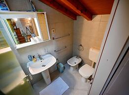 Scenic and Refined Retreat Apartment With Balcony