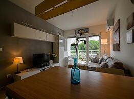 Scenic and Refined Retreat Apartment With Balcony