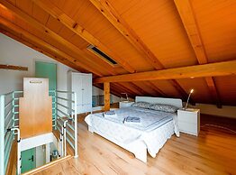 Scenic and Refined Retreat Apartment With Balcony