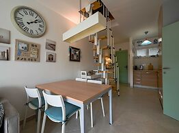 Scenic and Refined Retreat Apartment With Balcony