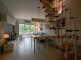 Scenic and Refined Retreat Apartment With Balcony