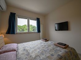 Scenic and Refined Retreat Apartment With Balcony