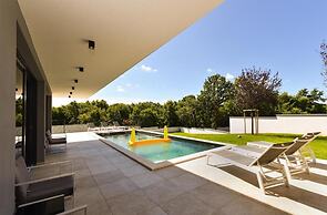Spacious Villa With Pool and Garden in Stokovci