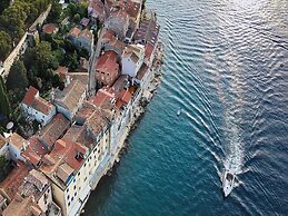 Spacious Villa With Pool and Garden in Stokovci