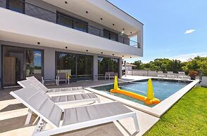 Spacious Villa With Pool and Garden in Stokovci