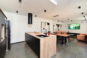 Spacious Villa With Pool and Garden in Stokovci