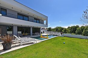 Spacious Villa With Pool and Garden in Stokovci