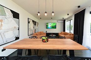 Spacious Villa With Pool and Garden in Stokovci