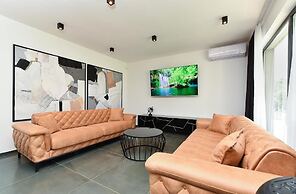 Spacious Villa With Pool and Garden in Stokovci