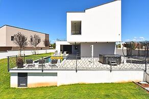 Spacious Villa With Pool and Garden in Stokovci