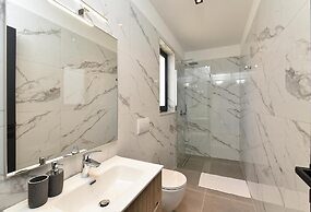 Spacious Villa With Pool and Garden in Stokovci