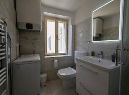 Old Town Modern and Sunny Studio Apartment