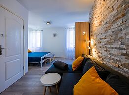 Old Town Modern and Sunny Studio Apartment