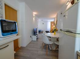 Old Town Modern and Sunny Studio Apartment