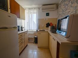 Old Town Modern and Sunny Studio Apartment