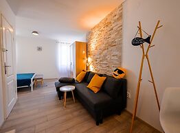 Old Town Modern and Sunny Studio Apartment