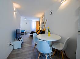 Old Town Modern and Sunny Studio Apartment