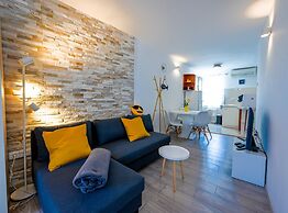 Old Town Modern and Sunny Studio Apartment