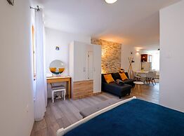 Old Town Modern and Sunny Studio Apartment