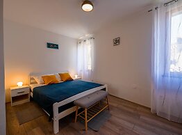 Old Town Modern and Sunny Studio Apartment