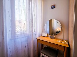 Old Town Modern and Sunny Studio Apartment