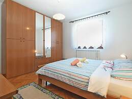 Bright Apartment With Garden and Balcony