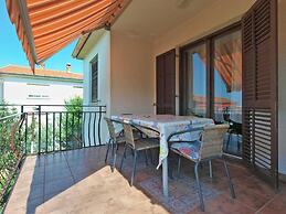 Bright Apartment With Garden and Balcony