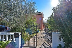 Bright Apartment With Garden and Balcony