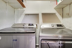 Lakefront Condo w/ Pool & Views: 7 Mi to Orlando!