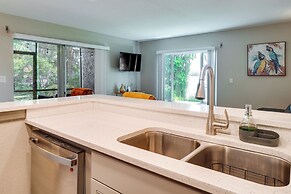 Lakefront Condo w/ Pool & Views: 7 Mi to Orlando!