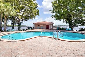 Lakefront Condo w/ Pool & Views: 7 Mi to Orlando!