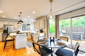 Deck & Gas Fire Pit: Gorgeous Home in Beaverton!