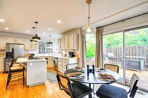 Deck & Gas Fire Pit: Gorgeous Home in Beaverton!