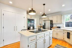 Deck & Gas Fire Pit: Gorgeous Home in Beaverton!