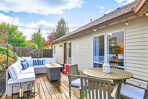 Deck & Gas Fire Pit: Gorgeous Home in Beaverton!