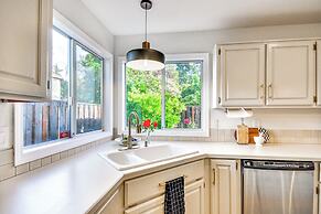 Deck & Gas Fire Pit: Gorgeous Home in Beaverton!