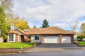 Deck & Gas Fire Pit: Gorgeous Home in Beaverton!