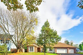 Deck & Gas Fire Pit: Gorgeous Home in Beaverton!