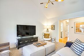 Deck & Gas Fire Pit: Gorgeous Home in Beaverton!