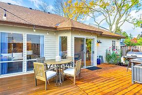 Deck & Gas Fire Pit: Gorgeous Home in Beaverton!