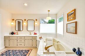 Deck & Gas Fire Pit: Gorgeous Home in Beaverton!