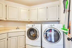 Deck & Gas Fire Pit: Gorgeous Home in Beaverton!