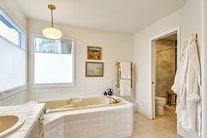 Deck & Gas Fire Pit: Gorgeous Home in Beaverton!