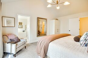 Deck & Gas Fire Pit: Gorgeous Home in Beaverton!