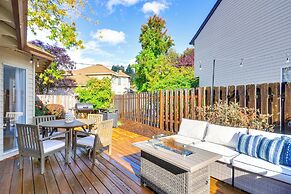 Deck & Gas Fire Pit: Gorgeous Home in Beaverton!