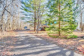 Ski, Hike & More: Poconos Home w/ Hot Tub