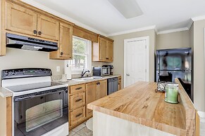 8 Mi to Lake Lanier: Guest House in Buford!
